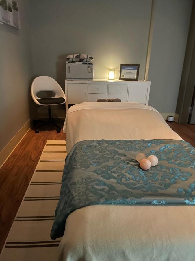Hotel & Suites Le Dauphin Дръмондвил Екстериор снимка