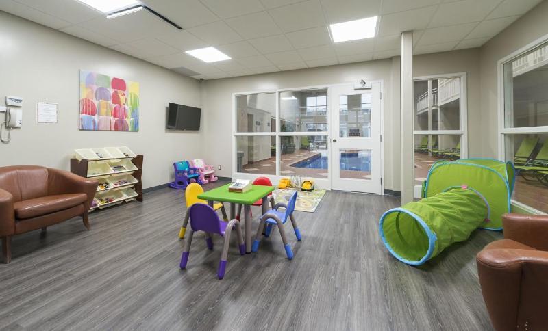 Hotel & Suites Le Dauphin Дръмондвил Екстериор снимка