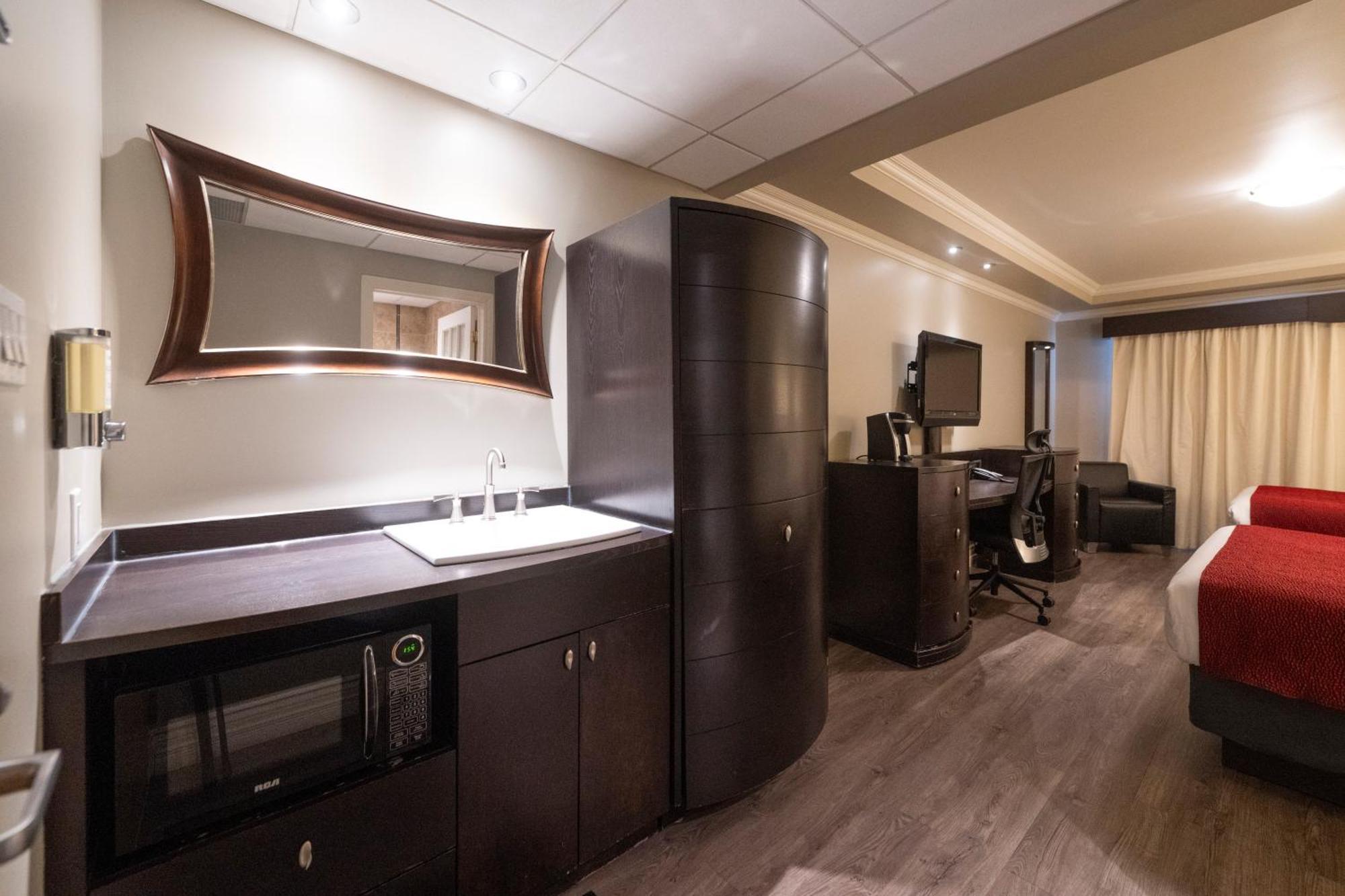 Hotel & Suites Le Dauphin Дръмондвил Екстериор снимка