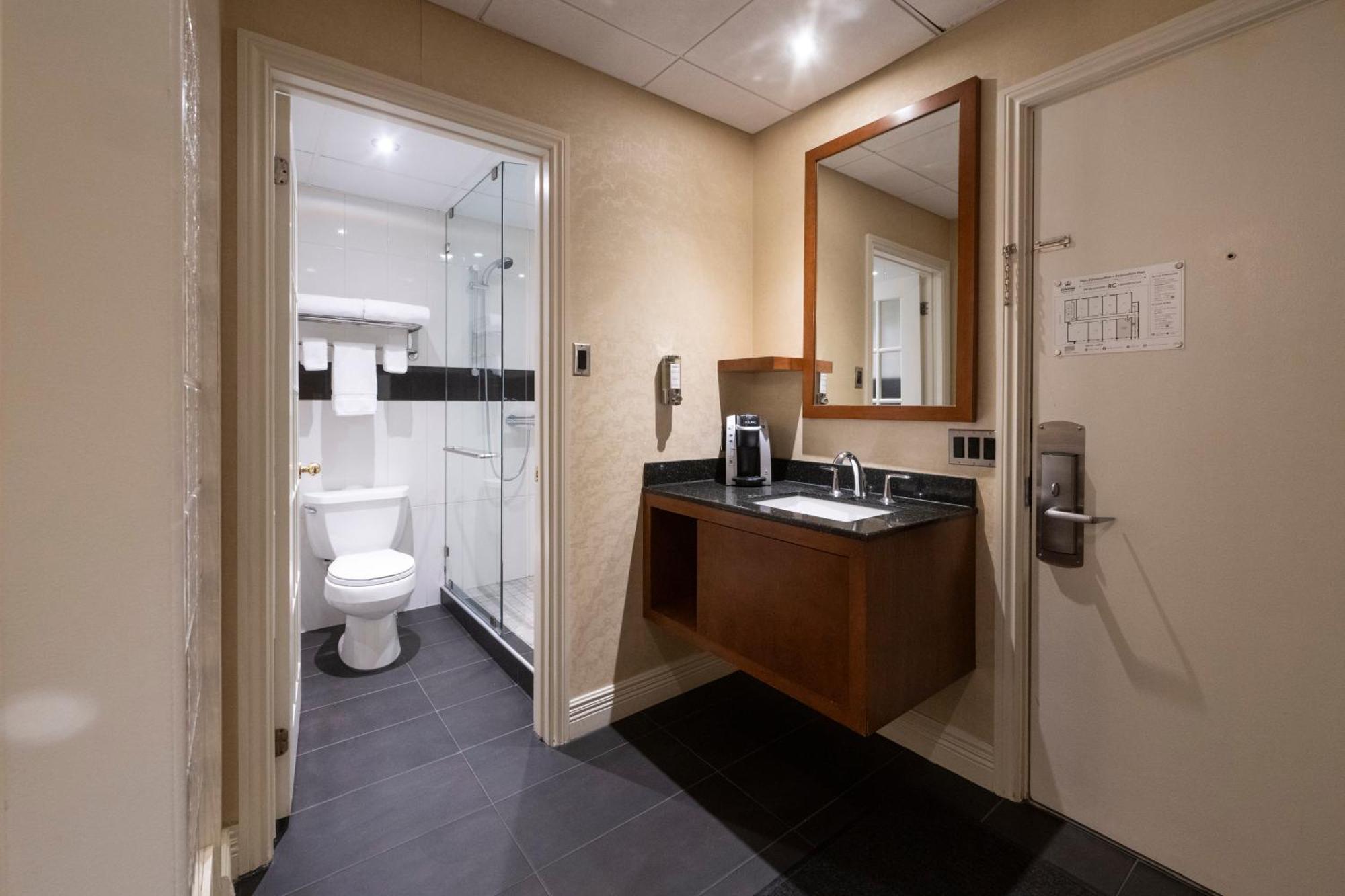 Hotel & Suites Le Dauphin Дръмондвил Екстериор снимка