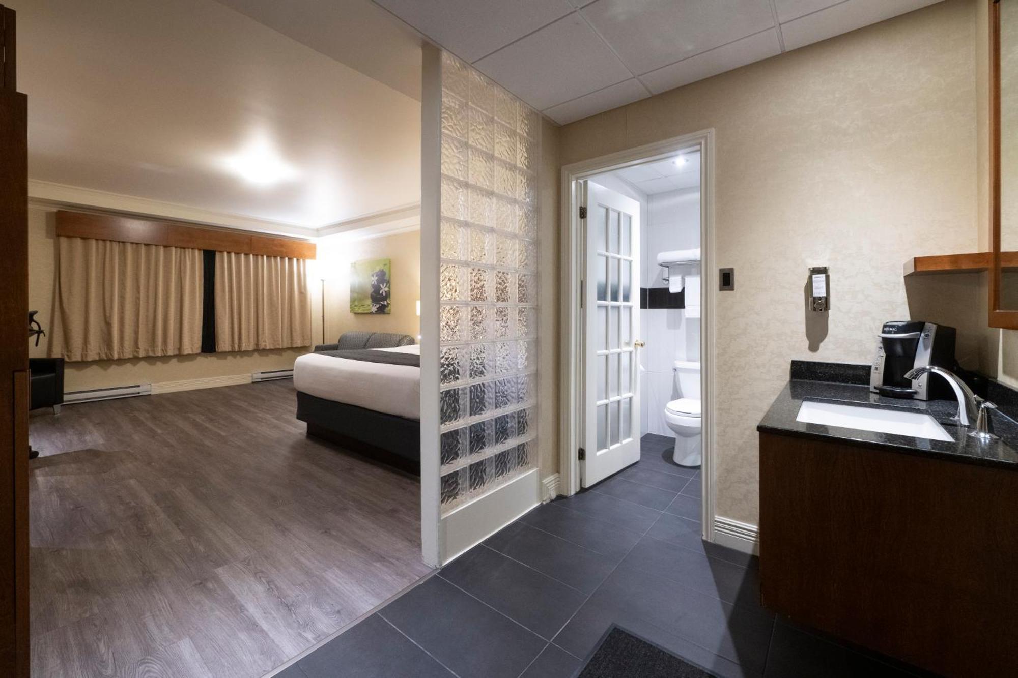 Hotel & Suites Le Dauphin Дръмондвил Екстериор снимка