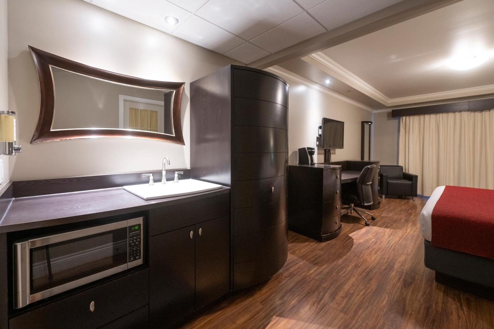 Hotel & Suites Le Dauphin Дръмондвил Екстериор снимка