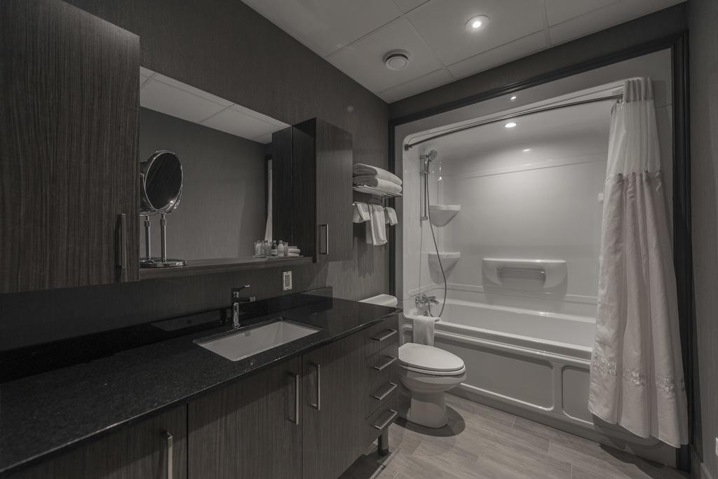 Hotel & Suites Le Dauphin Дръмондвил Екстериор снимка