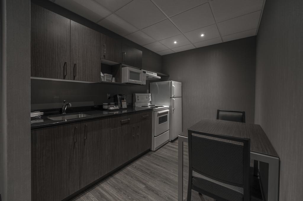 Hotel & Suites Le Dauphin Дръмондвил Екстериор снимка
