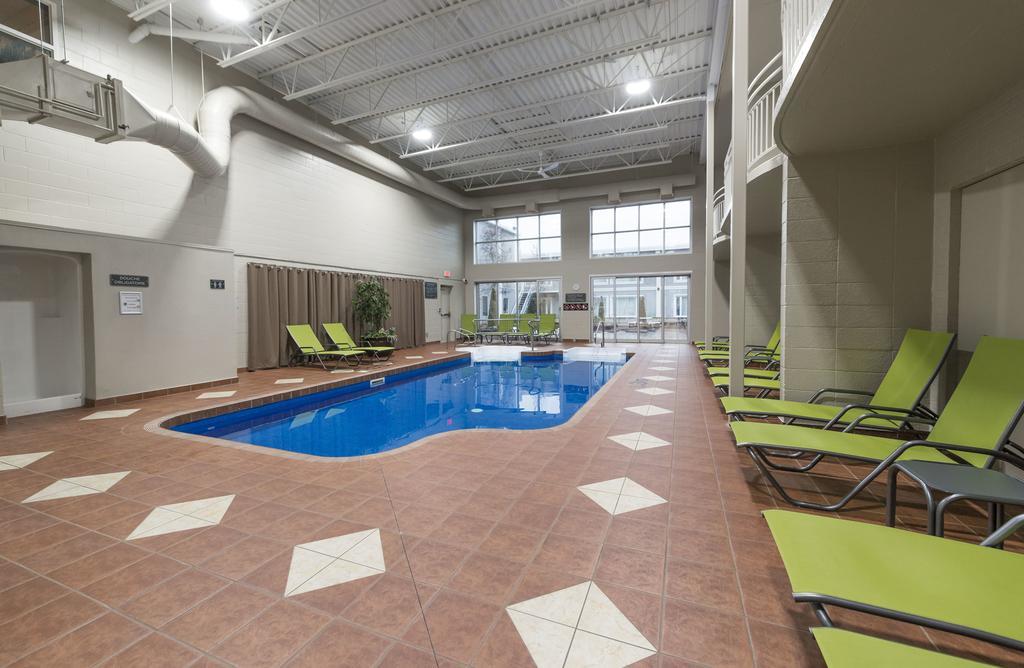 Hotel & Suites Le Dauphin Дръмондвил Екстериор снимка