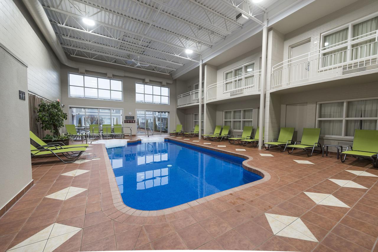 Hotel & Suites Le Dauphin Дръмондвил Екстериор снимка