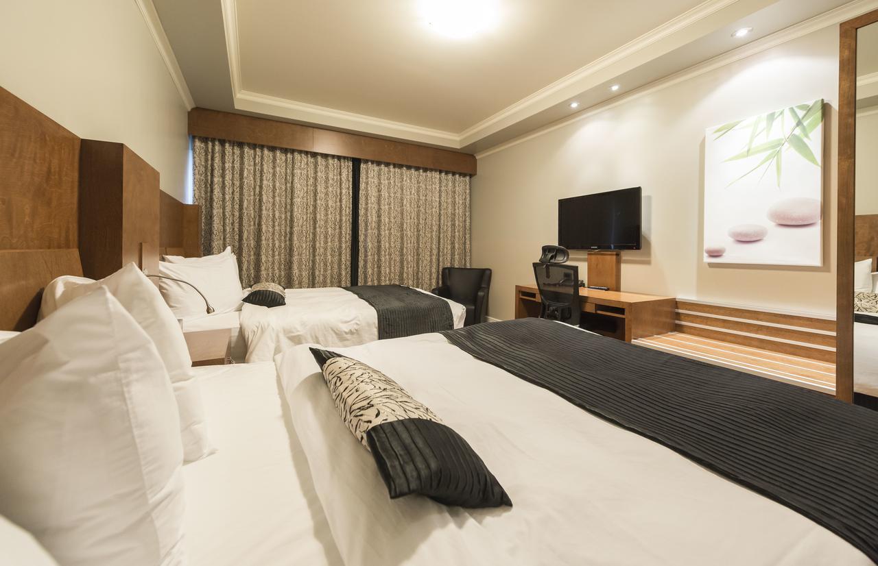Hotel & Suites Le Dauphin Дръмондвил Екстериор снимка