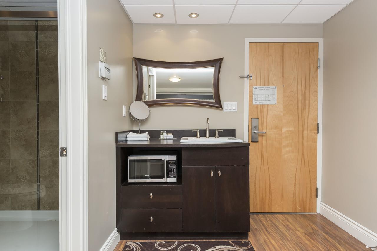 Hotel & Suites Le Dauphin Дръмондвил Екстериор снимка