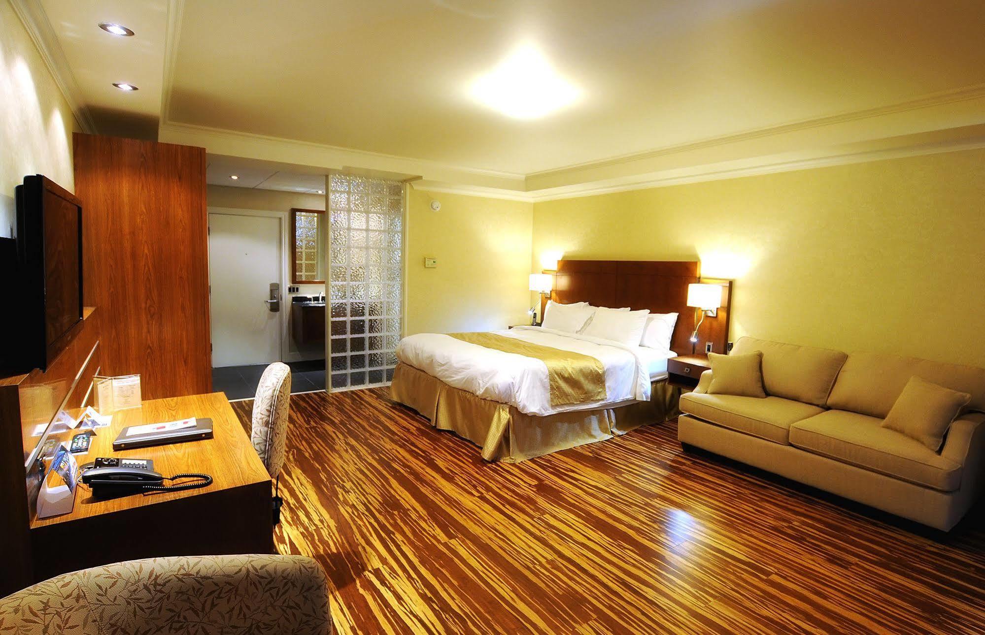 Hotel & Suites Le Dauphin Дръмондвил Стая снимка
